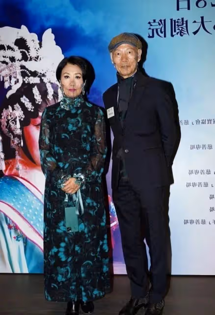 汪明荃羅家英夫婦罕見亮相,穿花裙變芭比貴婦,狀態一點不像75歲