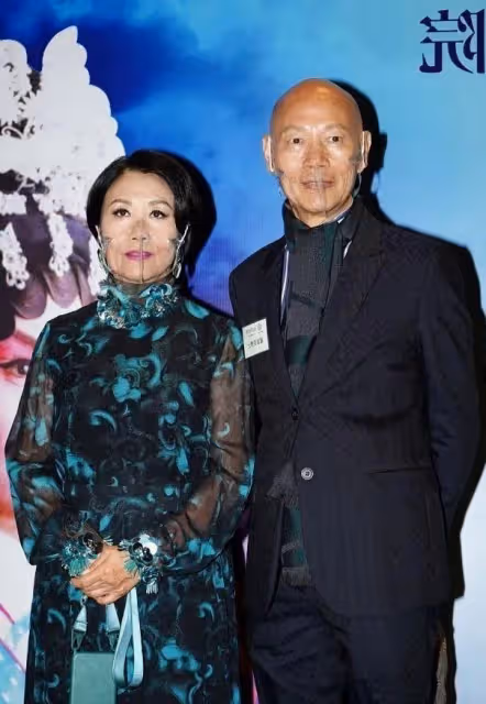 汪明荃羅家英夫婦罕見亮相,穿花裙變芭比貴婦,狀態一點不像75歲