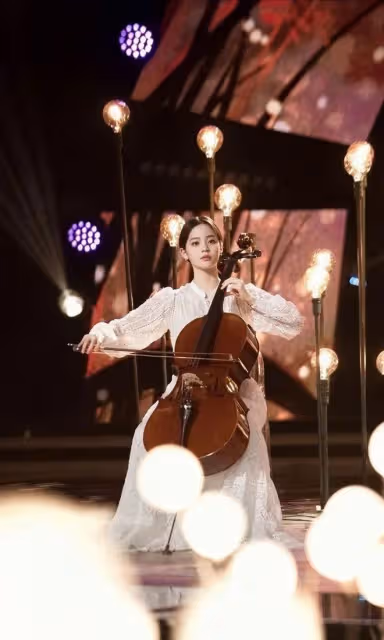 歐陽娜娜美上央視!把國貨穿成「高定感」,剪短髮後反而更驚艷