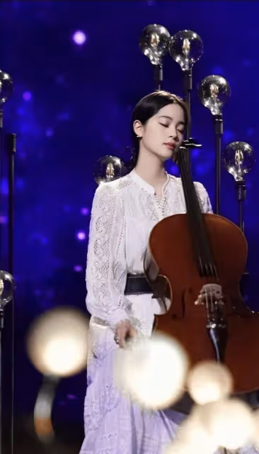 歐陽娜娜美上央視!把國貨穿成「高定感」,剪短髮後反而更驚艷