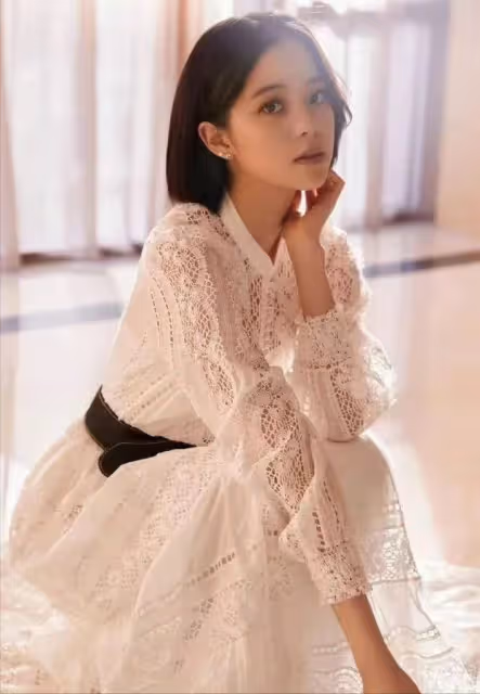 歐陽娜娜美上央視!把國貨穿成「高定感」,剪短髮後反而更驚艷