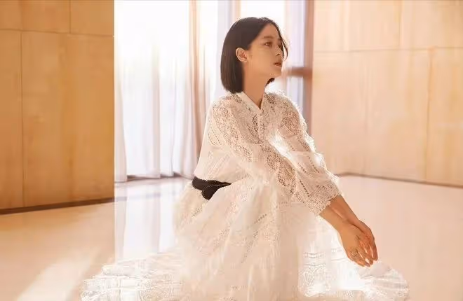 歐陽娜娜美上央視!把國貨穿成「高定感」,剪短髮後反而更驚艷