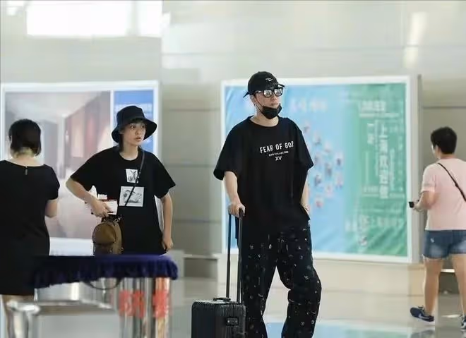 劉翔攜二婚老婆罕見亮相!情侶打扮品味相近,但妻子顏值不如原配