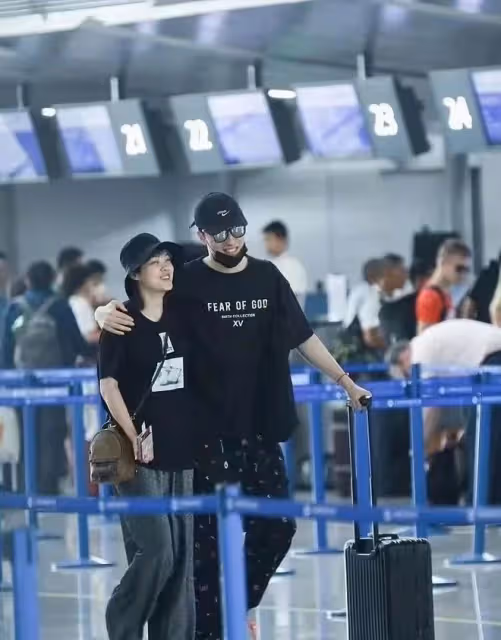 劉翔攜二婚老婆罕見亮相!情侶打扮品味相近,但妻子顏值不如原配