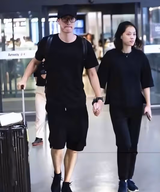 劉翔攜二婚老婆罕見亮相!情侶打扮品味相近,但妻子顏值不如原配