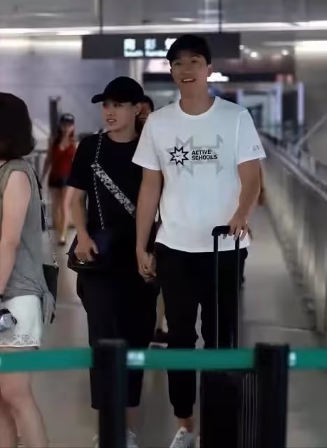 劉翔攜二婚老婆罕見亮相!情侶打扮品味相近,但妻子顏值不如原配