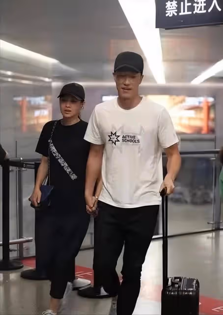 劉翔攜二婚老婆罕見亮相!情侶打扮品味相近,但妻子顏值不如原配