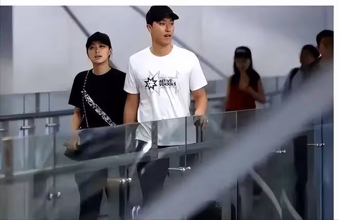 劉翔攜二婚老婆罕見亮相!情侶打扮品味相近,但妻子顏值不如原配
