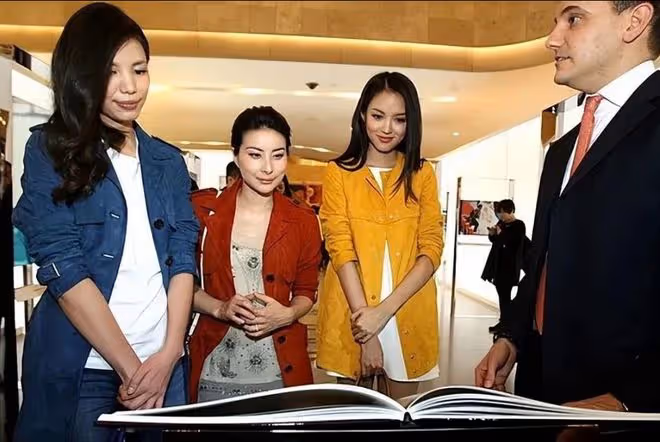 郭晶晶和超模張梓琳同穿亮色,雖然輸了身高,但舉手投足間皆自信