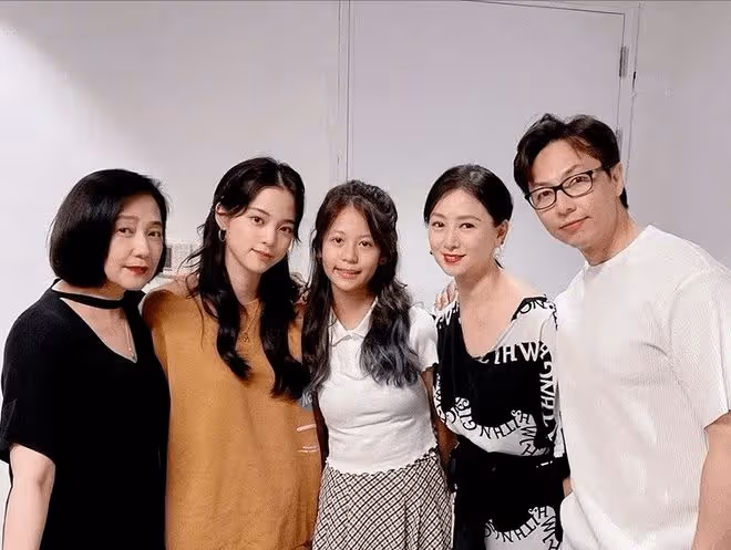 55歲翁虹曬一家三口合影!16歲女兒比媽還要漂亮,穿小黑裙好清純