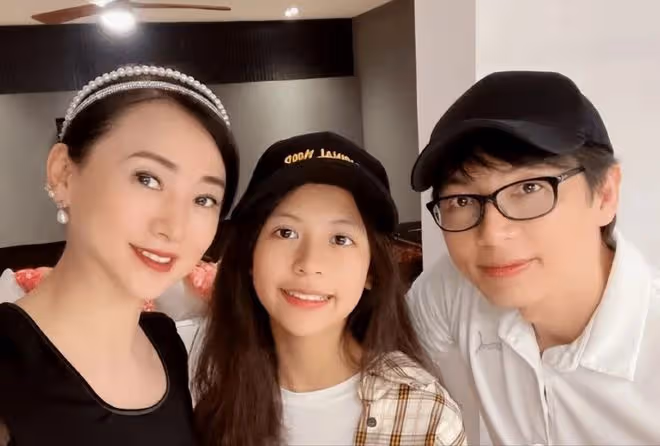 55歲翁虹曬一家三口合影!16歲女兒比媽還要漂亮,穿小黑裙好清純