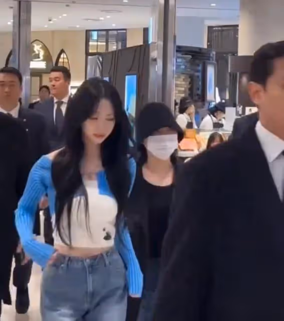 她承認戀情後首露面,面帶微笑狀態良好,牛仔褲太大不合身