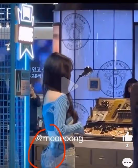 她承認戀情後首露面,面帶微笑狀態良好,牛仔褲太大不合身
