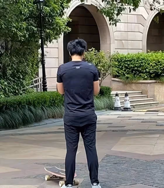 彭于晏與神秘女子同游日本,生圖老了10歲丑上熱搜,男神形象幻滅