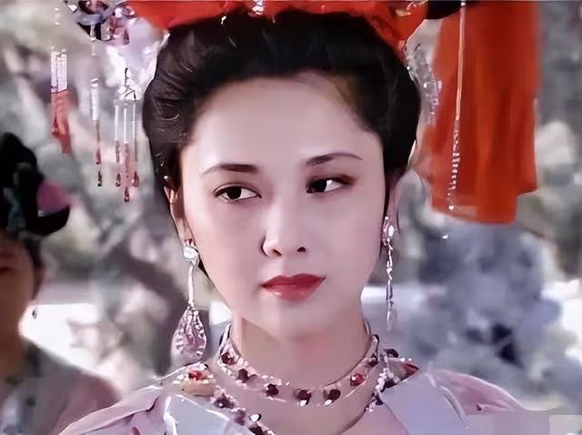 看到71歲朱琳老去的模樣,我才終於知道,第一美女果然名不虛傳