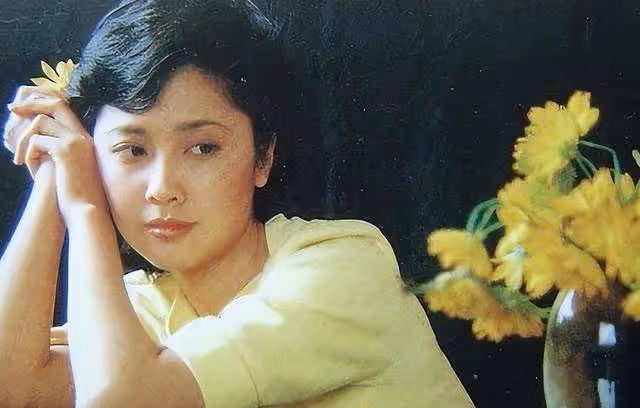 看到71歲朱琳老去的模樣,我才終於知道,第一美女果然名不虛傳