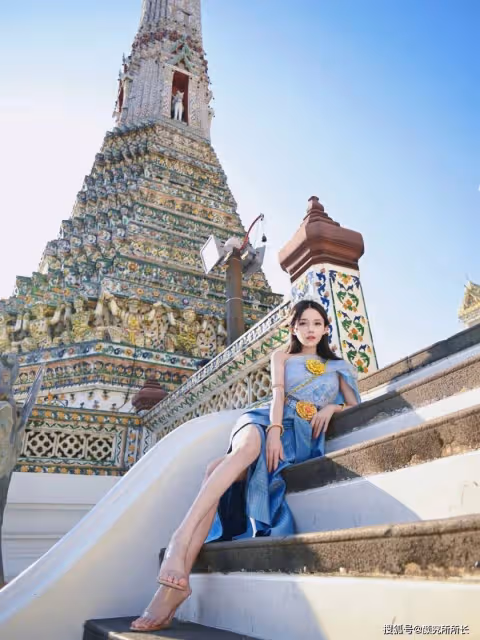 19歲極品尤物少女的旅遊穿搭:藍韻之美 優雅時尚的範本
