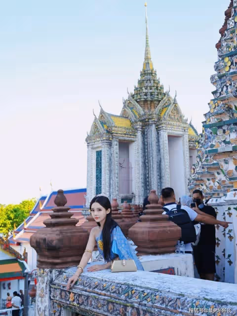 19歲極品尤物少女的旅遊穿搭:藍韻之美 優雅時尚的範本