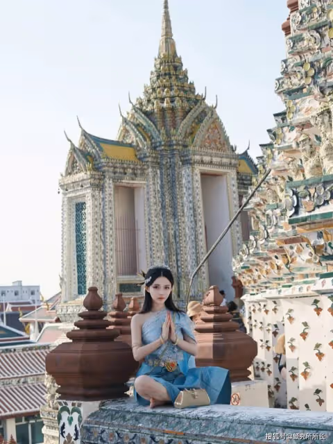 19歲極品尤物少女的旅遊穿搭:藍韻之美 優雅時尚的範本