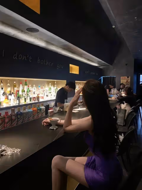尖頭「高跟鞋」搭配紫色抹胸裙,高挑顯瘦,彰顯成熟女人味