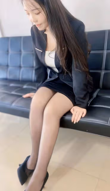 銀行女白領辦公室換搭襪子,每個顏色都是不一樣的感覺