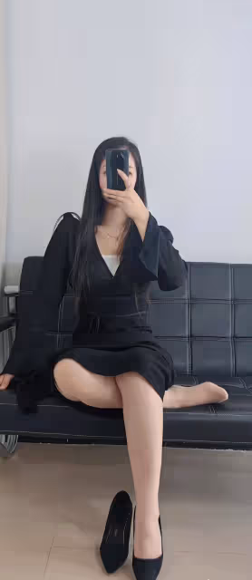 銀行女白領辦公室換搭襪子,每個顏色都是不一樣的感覺