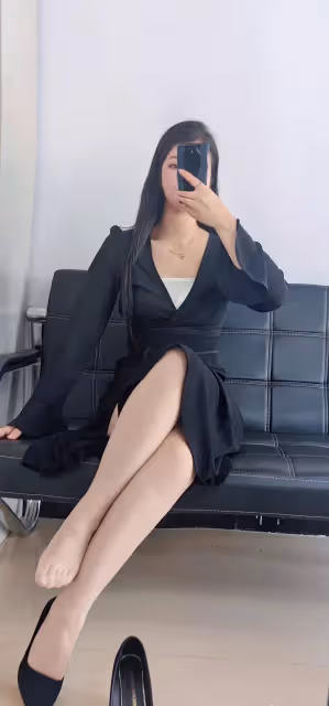 銀行女白領辦公室換搭襪子,每個顏色都是不一樣的感覺