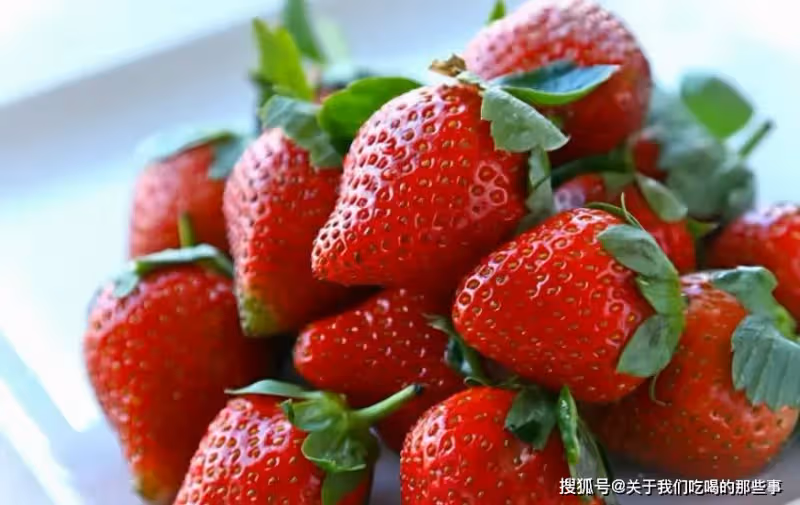 洗草莓時，用鹽還是用鹼？老果農：教你正確做法，蟲卵農藥全跑光