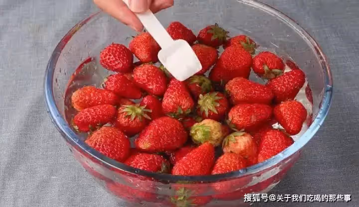 洗草莓時，用鹽還是用鹼？老果農：教你正確做法，蟲卵農藥全跑光