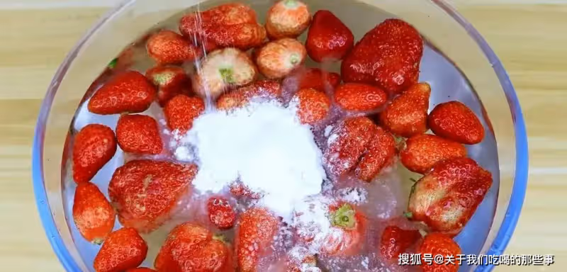 洗草莓時，用鹽還是用鹼？老果農：教你正確做法，蟲卵農藥全跑光