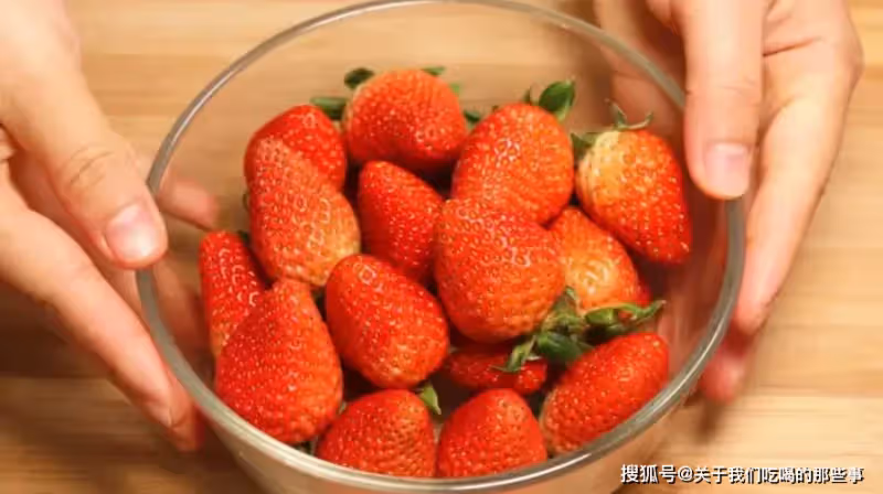 洗草莓時，用鹽還是用鹼？老果農：教你正確做法，蟲卵農藥全跑光