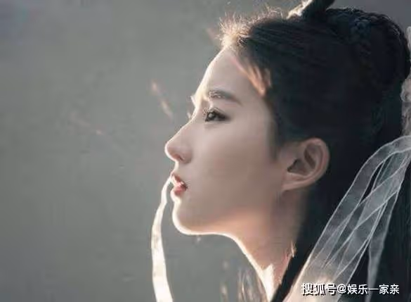 道具組當年到底多窮？劉亦菲手套是塑料的，白眉鷹王拿大蔥當武器