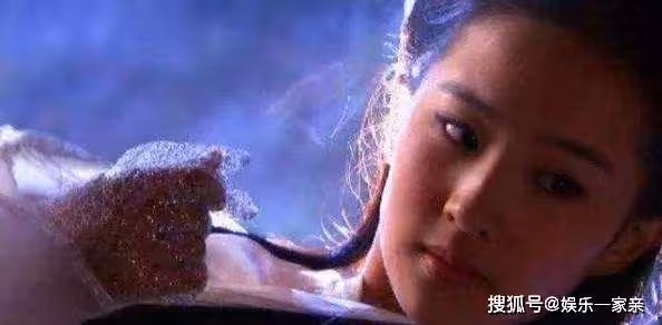 道具組當年到底多窮？劉亦菲手套是塑料的，白眉鷹王拿大蔥當武器