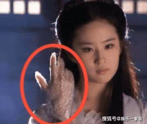 道具組當年到底多窮？劉亦菲手套是塑料的，白眉鷹王拿大蔥當武器