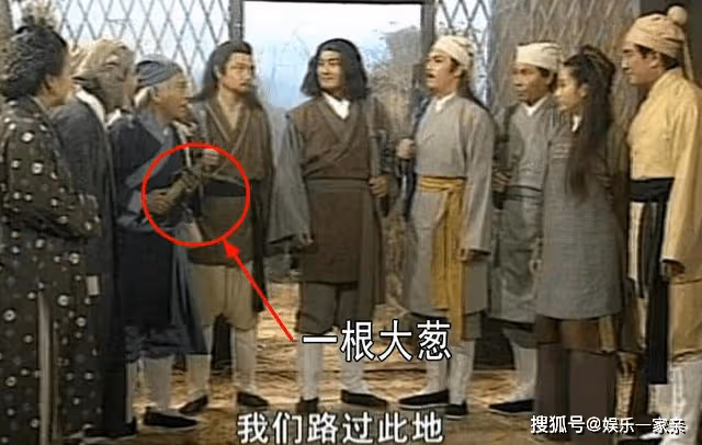 道具組當年到底多窮？劉亦菲手套是塑料的，白眉鷹王拿大蔥當武器
