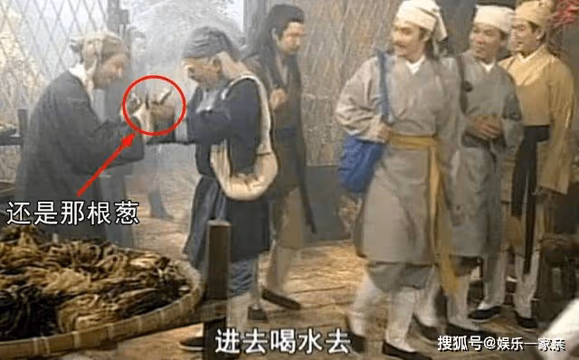 道具組當年到底多窮？劉亦菲手套是塑料的，白眉鷹王拿大蔥當武器