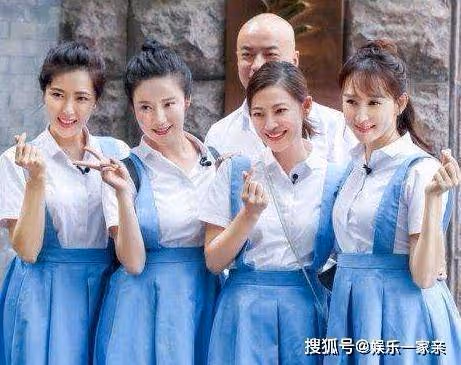 她曾是全班公認的美女,章子怡見她叫班長,卻低調從容甘當綠葉25年