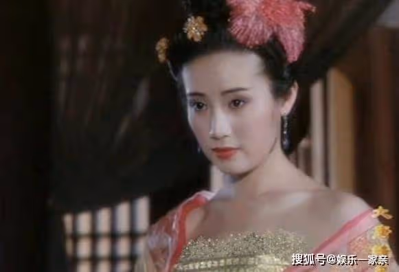 她曾是全班公認的美女,章子怡見她叫班長,卻低調從容甘當綠葉25年