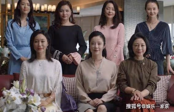 她曾是全班公認的美女,章子怡見她叫班長,卻低調從容甘當綠葉25年