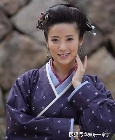 她曾是全班公認的美女,章子怡見她叫班長,卻低調從容甘當綠葉25年