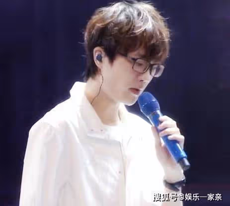 他是國內唯一不混娛樂圈的男歌手，演唱會從不宣傳卻總是座無虛席