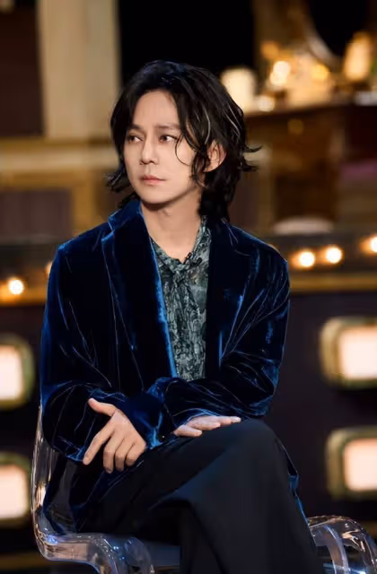 何炅49歲不服老!長發狼尾造型吸睛,網友調侃:這是要演吸血鬼?