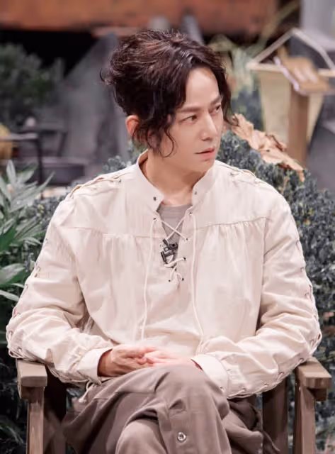 何炅49歲不服老!長發狼尾造型吸睛,網友調侃:這是要演吸血鬼?