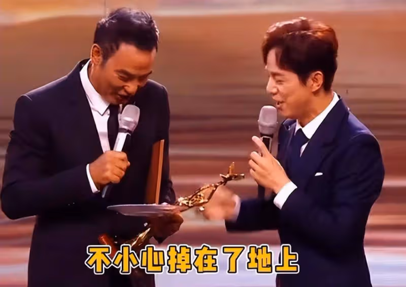 何炅49歲不服老!長發狼尾造型吸睛,網友調侃:這是要演吸血鬼?