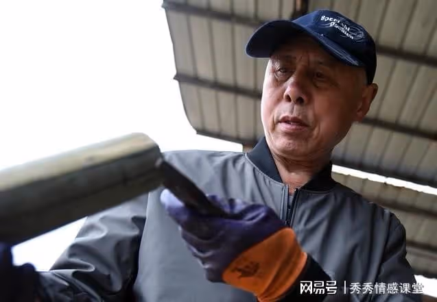 我56歲,給侄子打工一年,年底結算工資時看到簡訊通知,我傻眼了