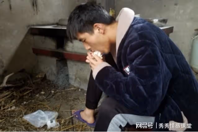 領導退休前把舊車賣給我,我轉帳多給1萬,老婆悄悄說這是好事