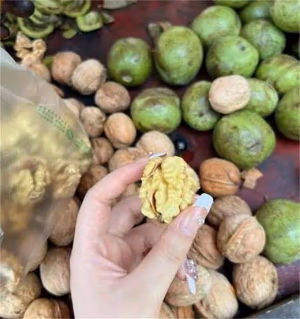 青皮核桃怎麼去皮?新學一招,又快又簡單,而且不會髒核桃