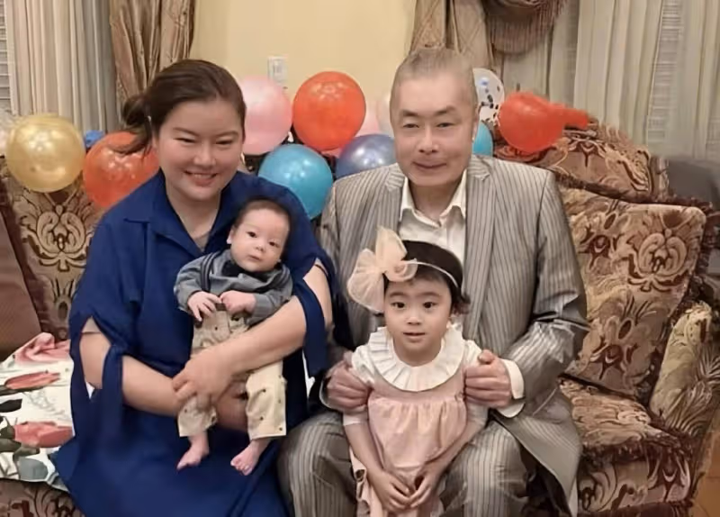 85歲鋼琴大師劉詩昆,接3歲女兒放學滿臉父愛,被誤以為是爺孫倆