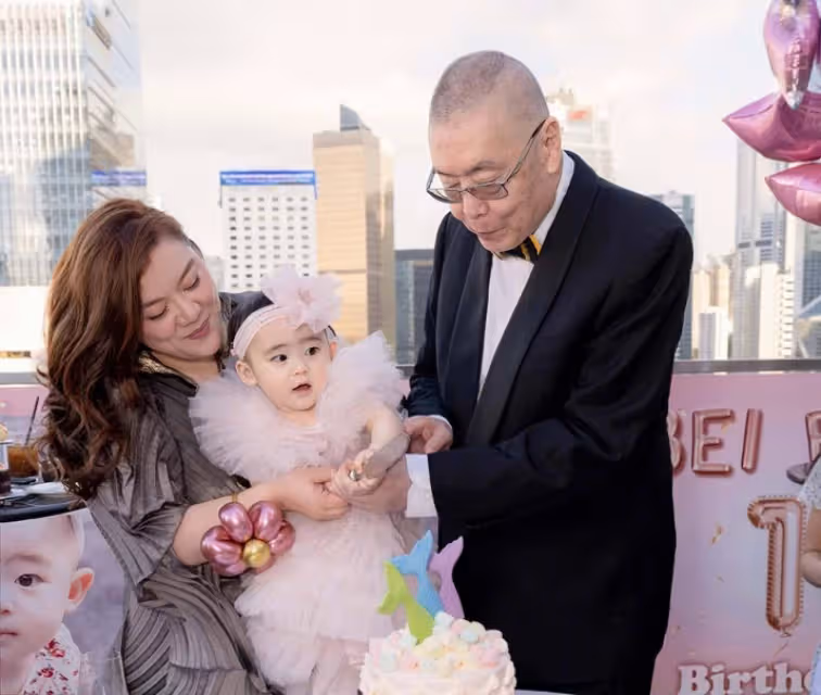 85歲鋼琴大師劉詩昆,接3歲女兒放學滿臉父愛,被誤以為是爺孫倆