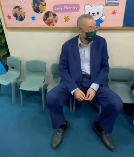85歲鋼琴大師劉詩昆,接3歲女兒放學滿臉父愛,被誤以為是爺孫倆
